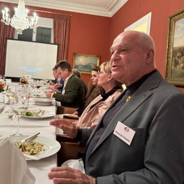 sitzend an der Tafel groß im Bild Emanuel Stadler, ihm folgend Andrea Buchholz DBSV, Katharina Fenderl, Begleitung von Herrn Dusel, Jürgen Dusel, Beauftragter der Bundesregierung für die Belange von Menschen mit Behinderungen, Franz Müntefering, Andreas B