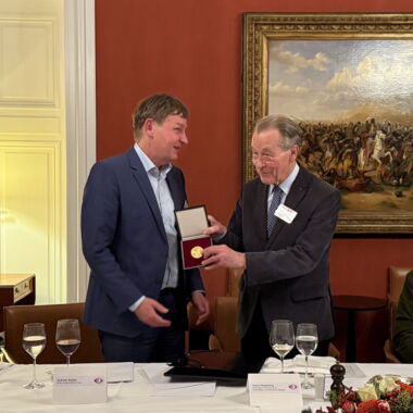 Andreas Bethke überreicht nach seiner Laudatio die Ehrenmedaille des DBSV in Gold an Franz Müntefering und hob seine Leistungen für die Anliegen behinderter Menschen hervor. 