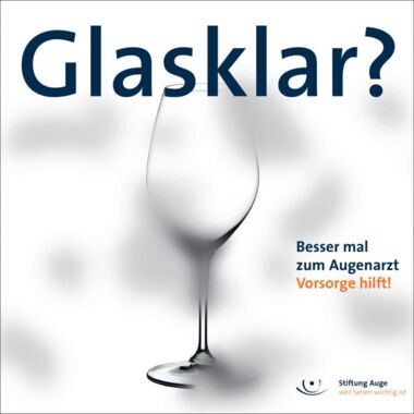 das Bild zeigt einen verschwommenen Seheindruck eines Weinglases mit der fettgedruckten Überschrift Glasklar?