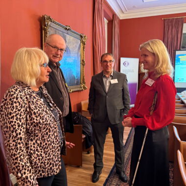 Christiane Möller, DBSV im Gespräch mit Margit Hankewitz, Vorstandsmitglied BAGSO