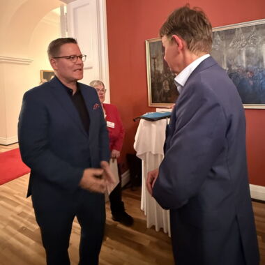 Tino Sorge und Andreas Bethke vor Eröffnung des Abends bei einem Austausch zum Kennenlernen
