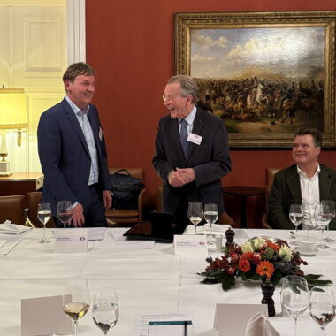 nach der Laudatio von Andreas Bethke bedankt sich Franz Müntefering für die Auszeichnung, beide stehen vor ihren Plätzen, rechts neben ihnen sitzt Jürgen Dusel