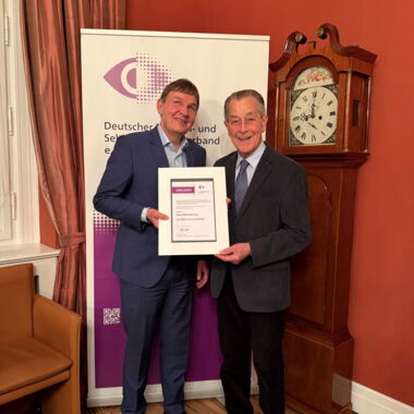 Andreas Bethke übergibt die Ehrenurkunde des DBSV an Franz Müntefering
