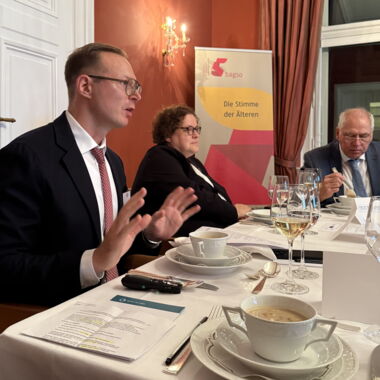 Professor Robert Finger hält seinen Impulsvortrag