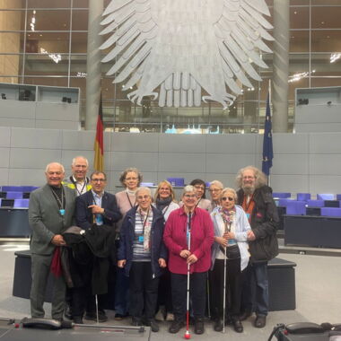 Gruppenfoto im Plenarsaal vor dem Rednerpult