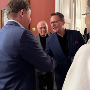 Tino Sorge und Andreas Bethke reichen sich zur Begrüßung die Hand