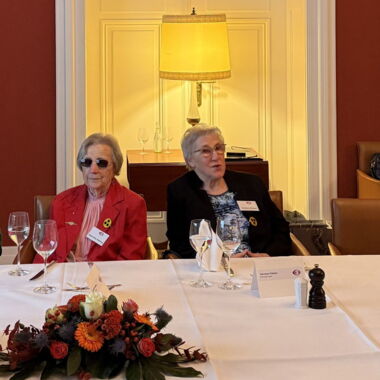 Roswitha Röding (blind) und Christel Pildner (sehbehindert) gaben zum Thema „Was erhält mich mobil und unabhängig?“ Einblicke in ihre Alltagssituationen. 